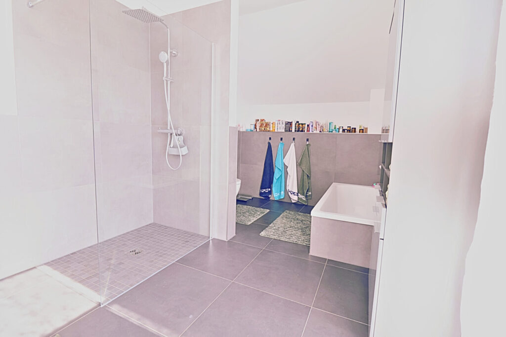 Badezimmer mit Wanne + Dusche