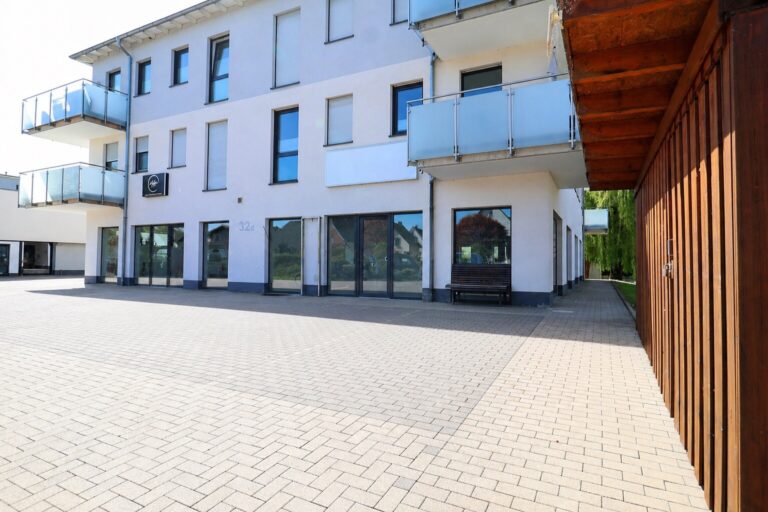 Ansicht Front mit 5 Parkplätzen