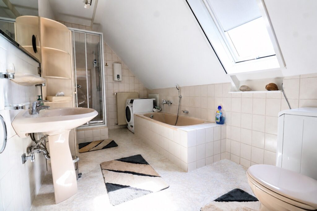 Bad mit Dusche und Wanne