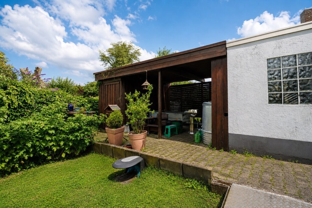 Lagerfläche für Gartengeräte und Holz