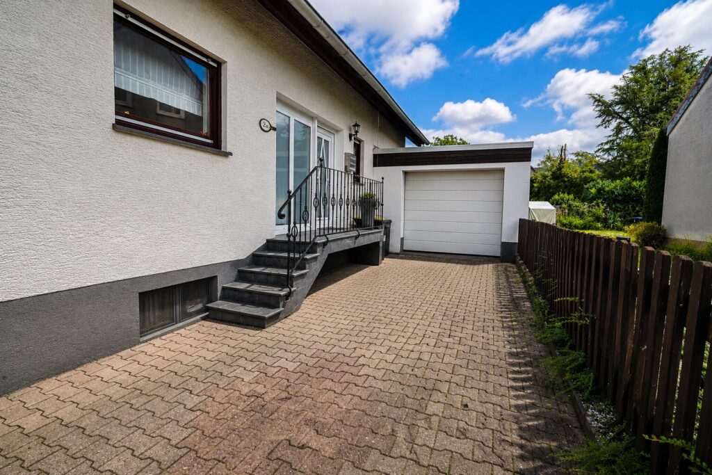 Hauseingang und Garage
