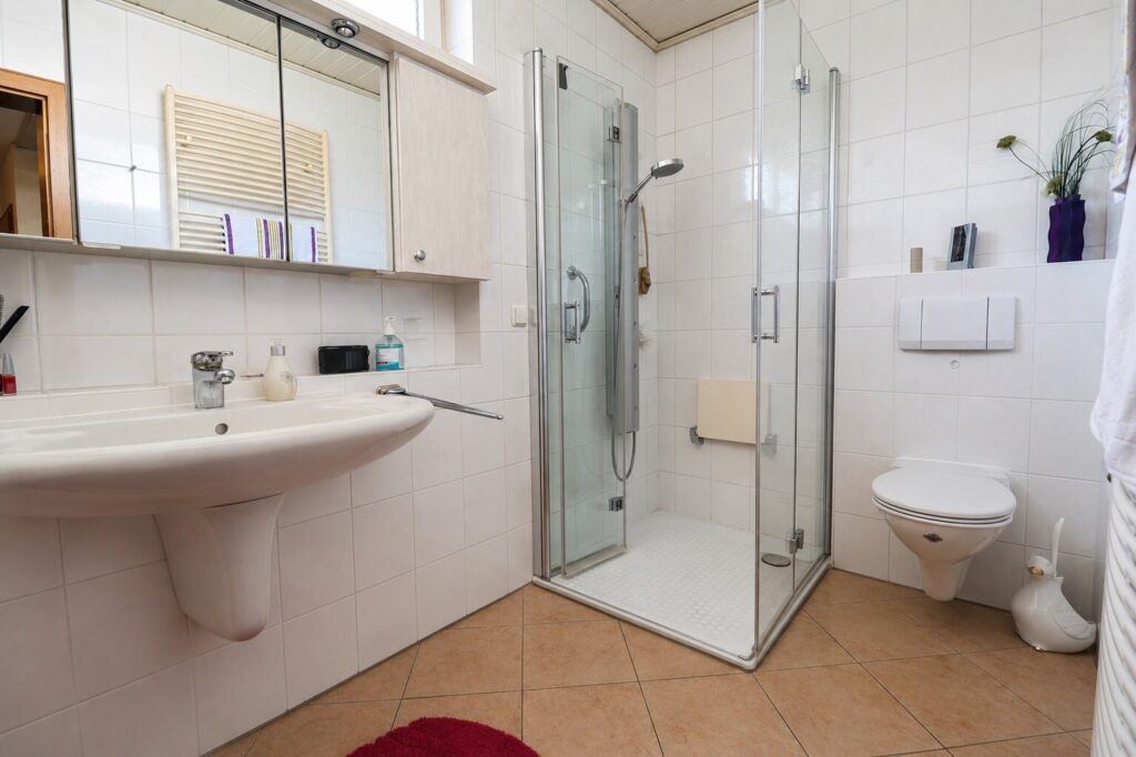 Badezimmer mit ebenerdiger Dusche