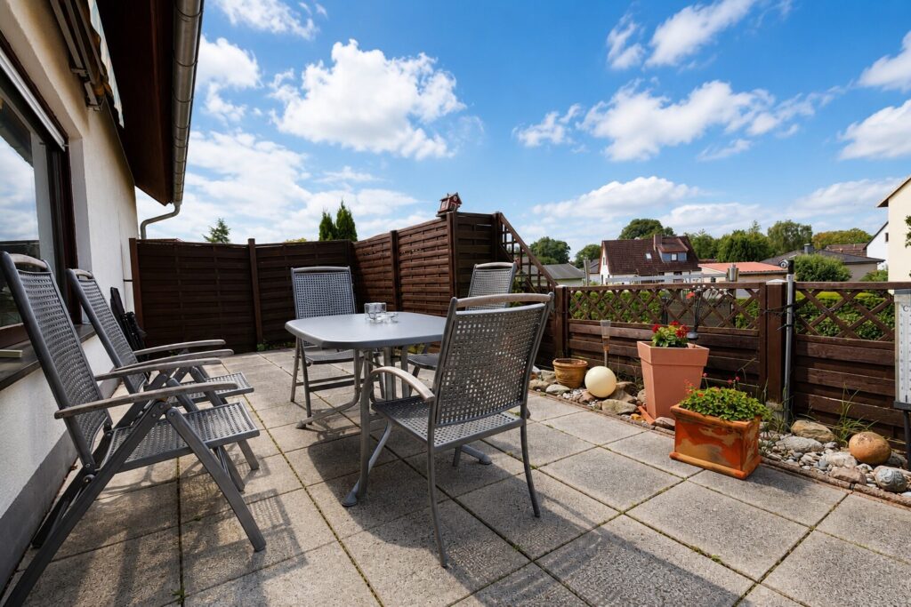 Terrasse mit elektrischer Markise