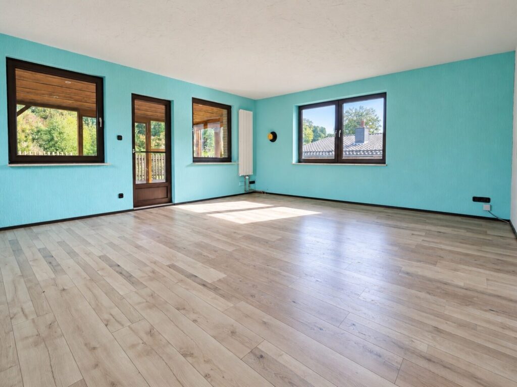 Wohnzimmer mit Ofenanschluss und Blick in den Garte