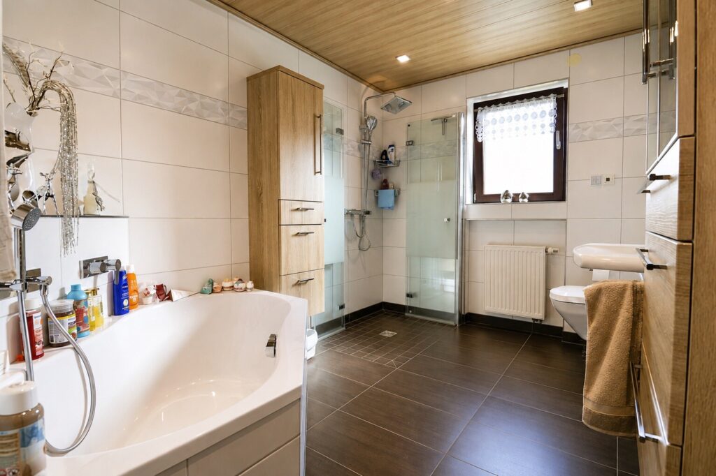 Bad mit Dusche und Badewanne