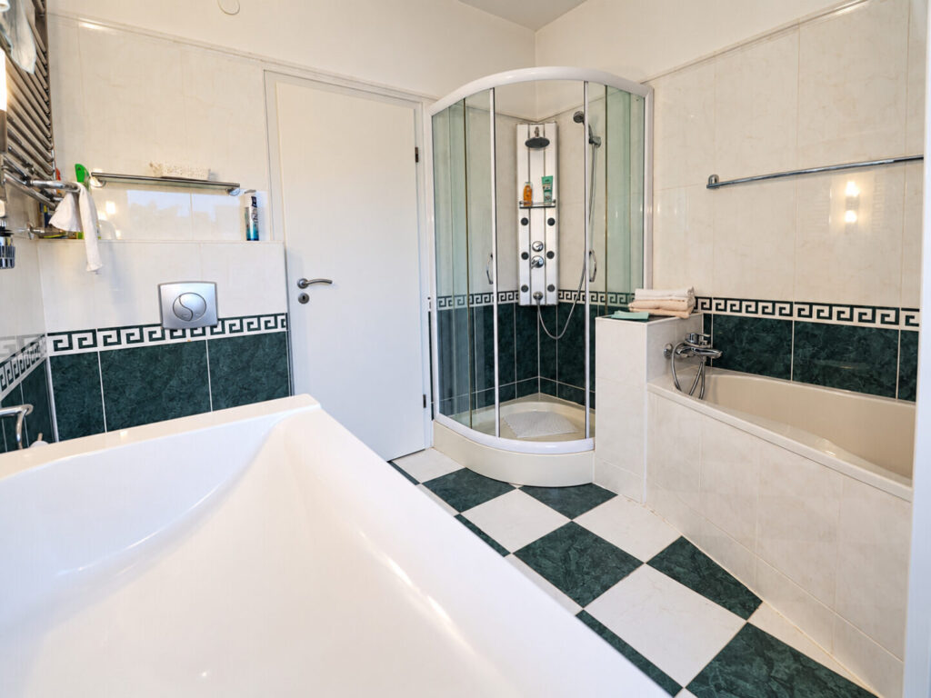 Bad mit Dusche und Wanne