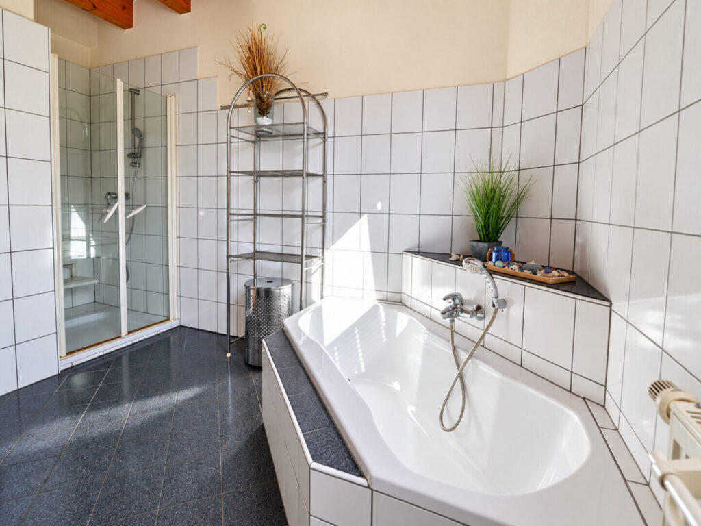 Bad mit Wanne und Dusche EG