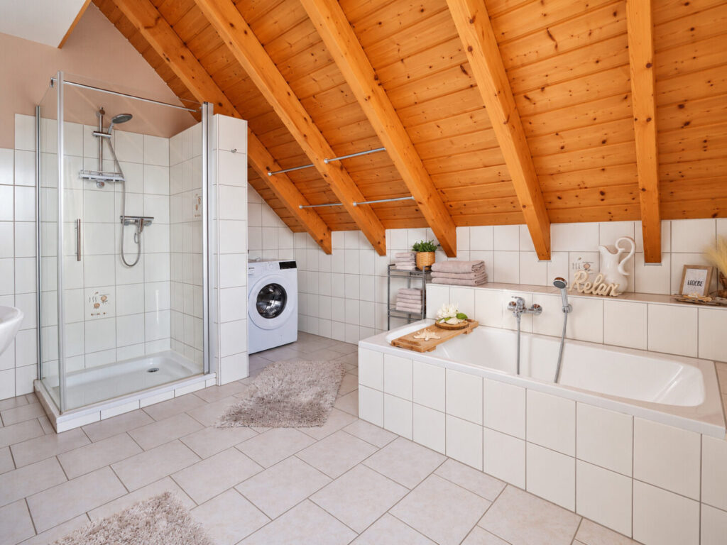 Bad mit Wanne und Dusche OG